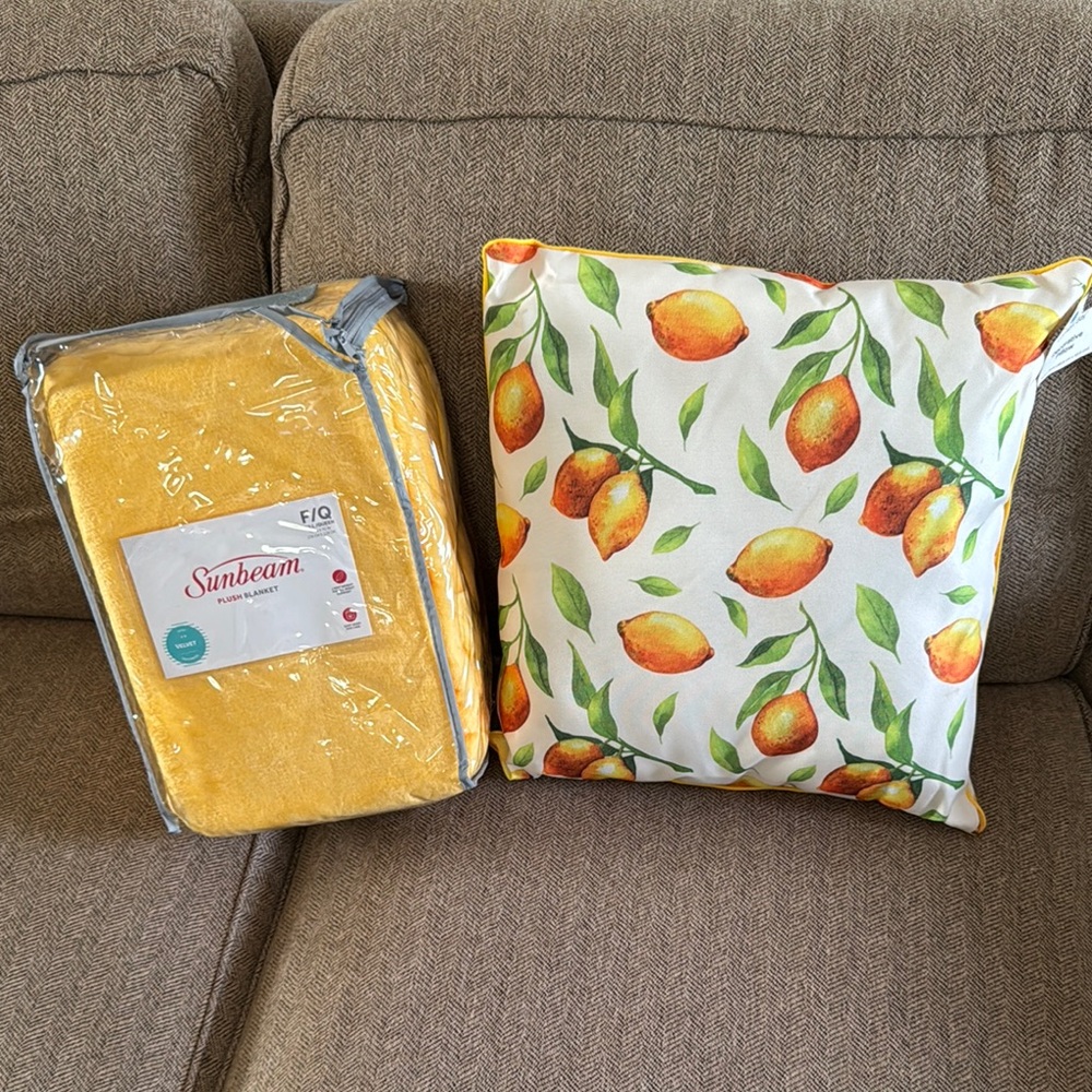 NWT Sunbeam plush yellow throw blanket with lemons design accent pillow